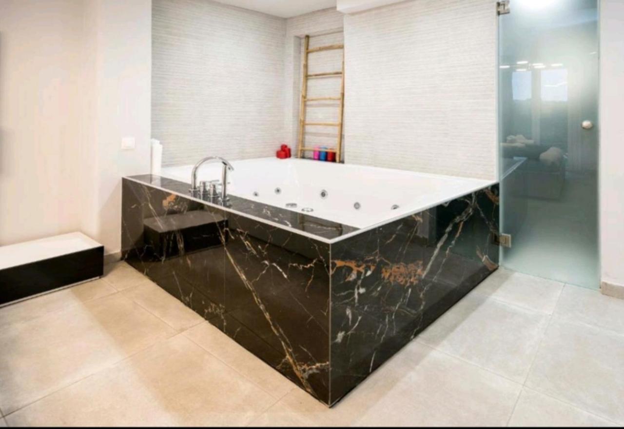 Romantic Jacuzzi Apartment Athens Luaran gambar