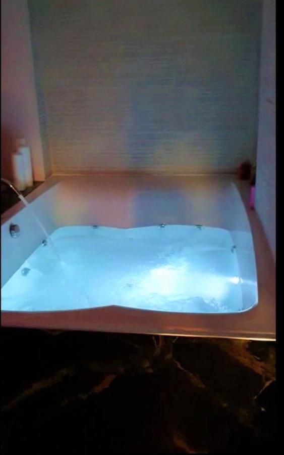 Romantic Jacuzzi Apartment Athens Luaran gambar