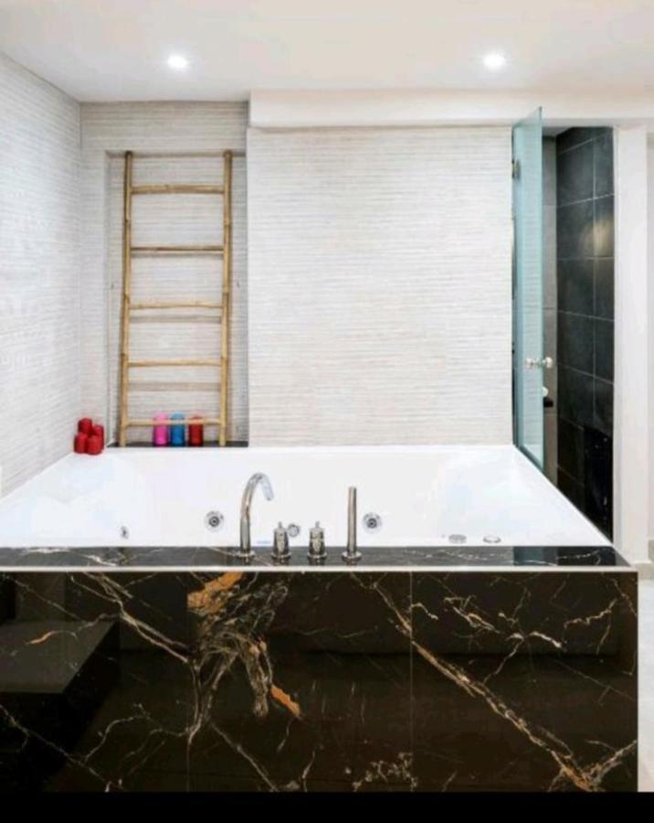 Romantic Jacuzzi Apartment Athens Luaran gambar